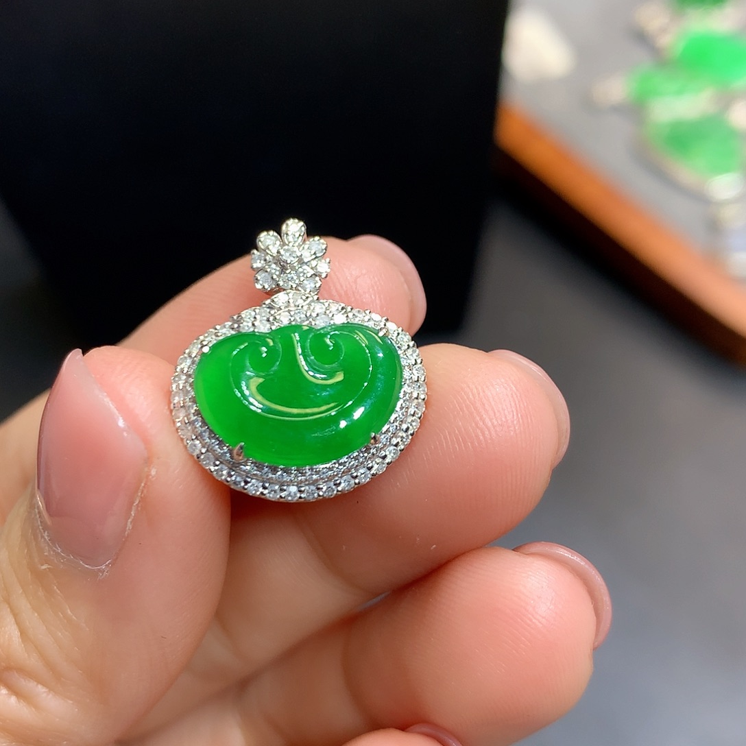 翡翠吊坠(不含链)18K金镶嵌