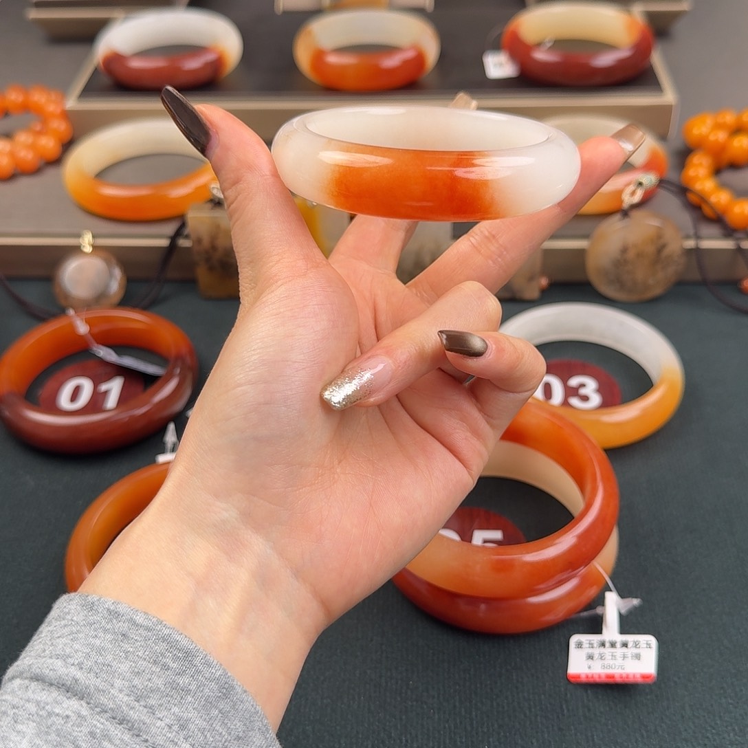 枫****石英质玉未镶嵌手镯