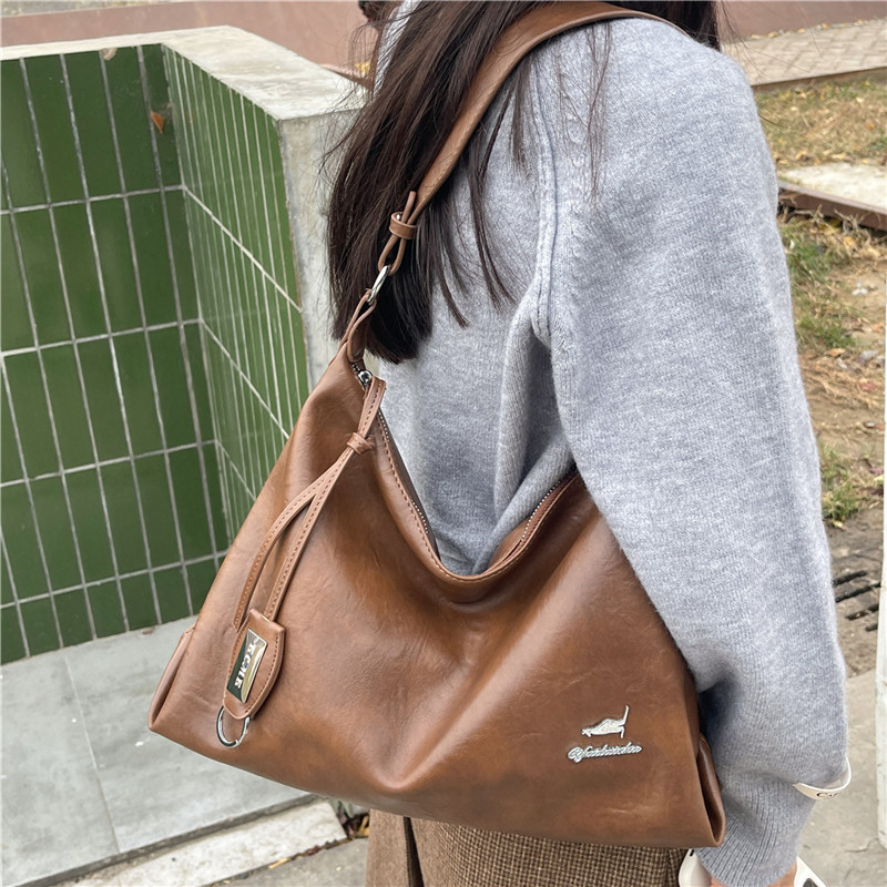 2025秋冬新款通勤风托特包小众时尚简约腋下包复古单价手提包