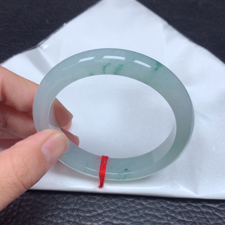 翡翠手镯未镶嵌。