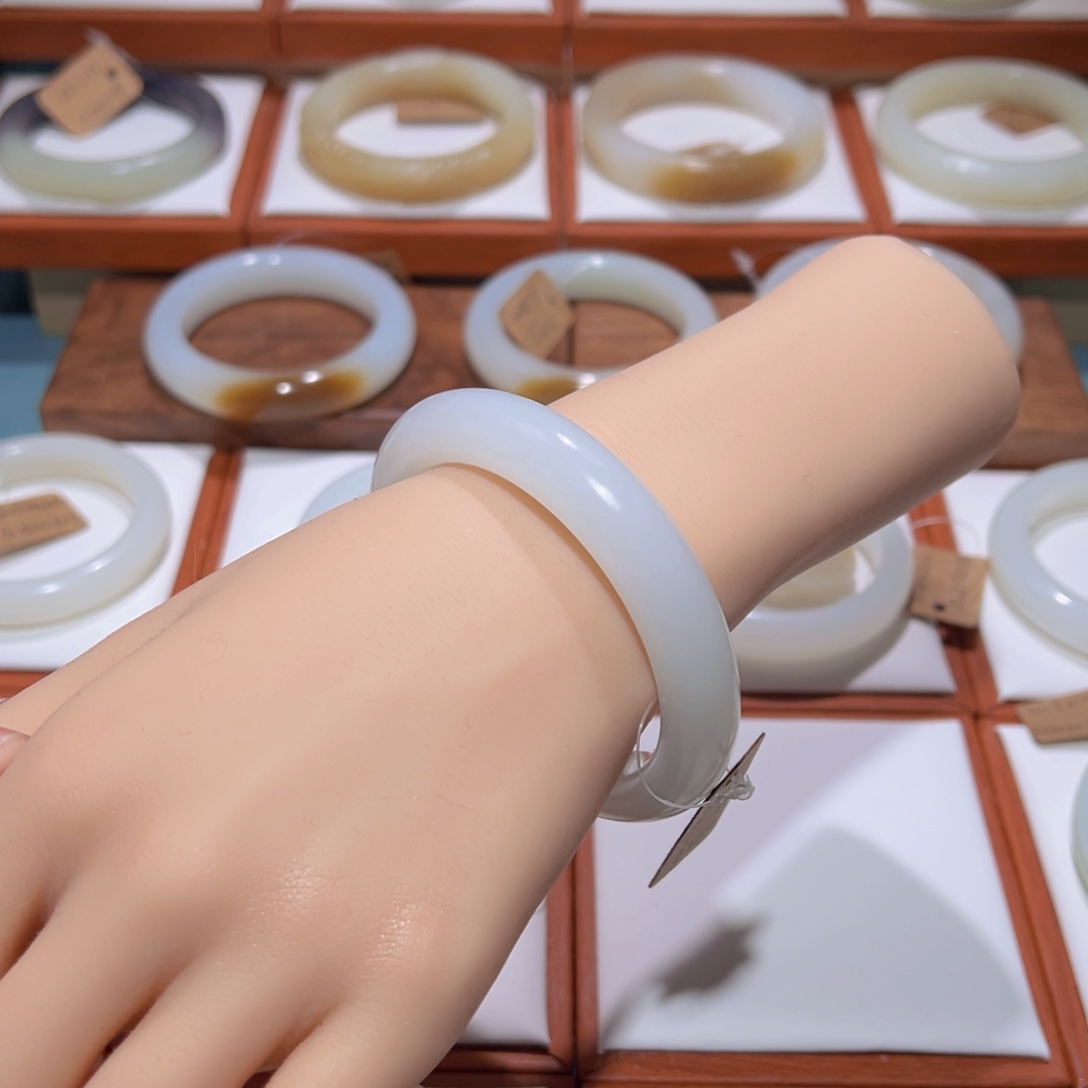 和田玉手镯未镶嵌