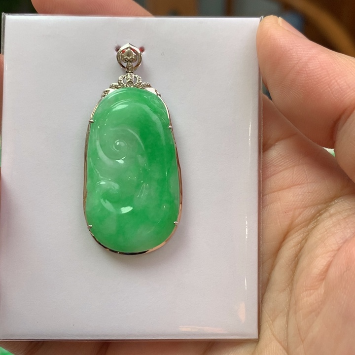 翡翠颈饰18K金镶嵌翡翠吊坠