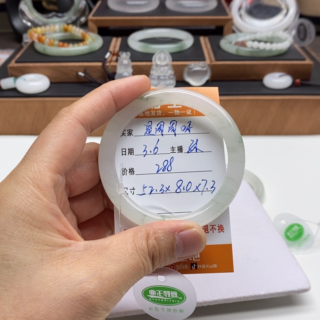 石英质玉手镯未镶嵌是**呀