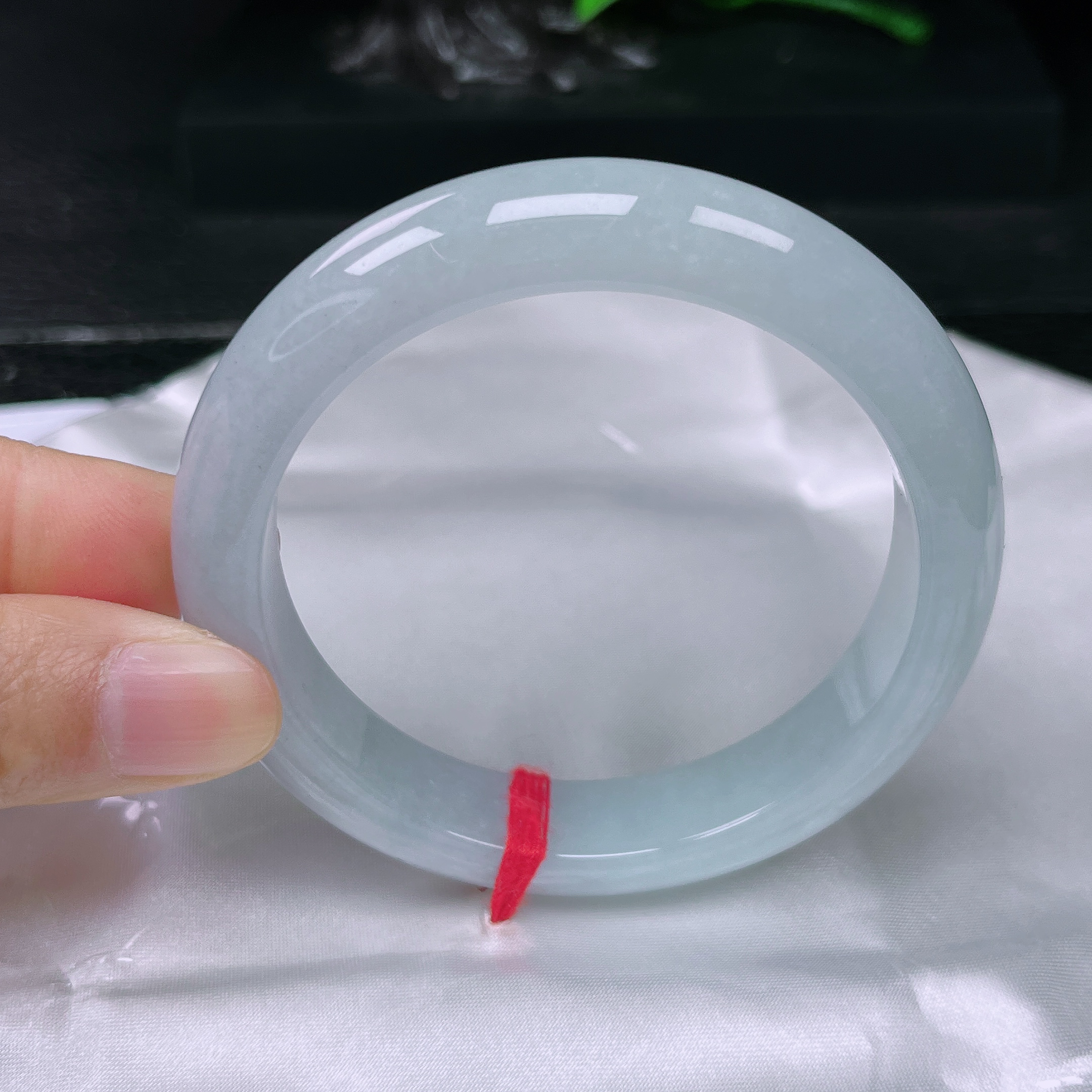 天然缅甸A货翡翠手镯56-57圈糯白底，尺寸：56.9-12.5-8.6女款白色