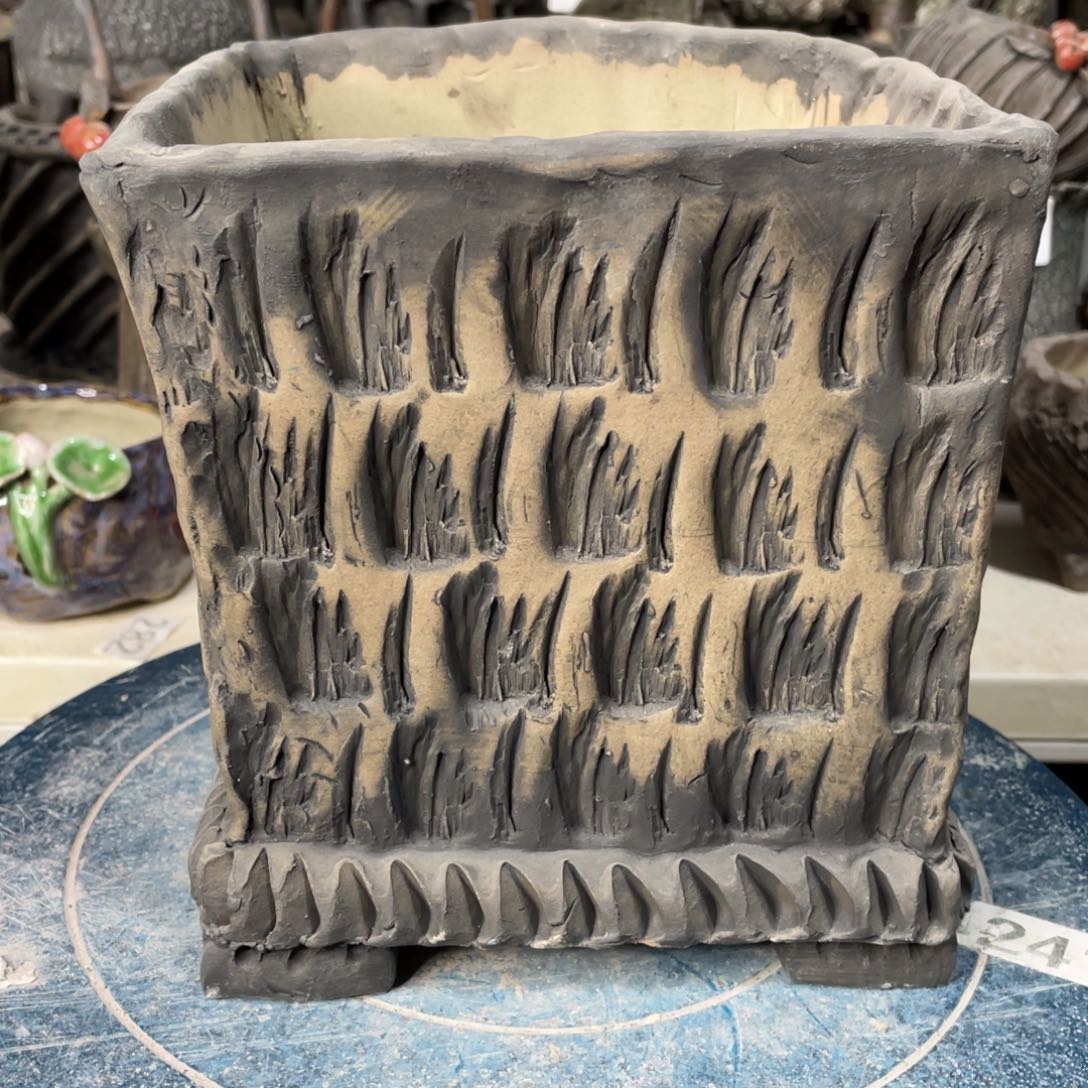 红陶微瑕的脸上有一丝的光