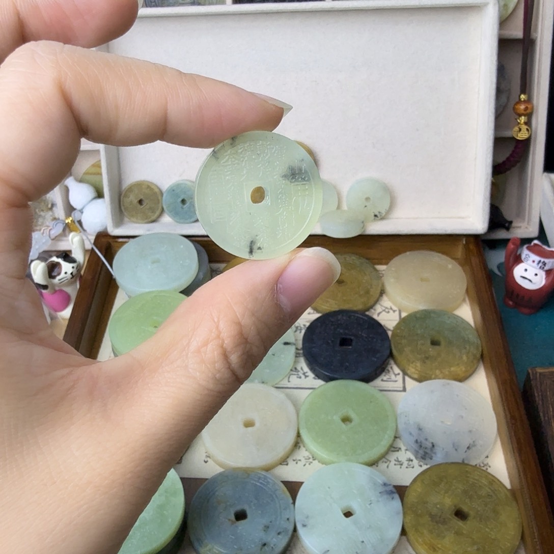 未镶嵌岫玉颈饰胥*