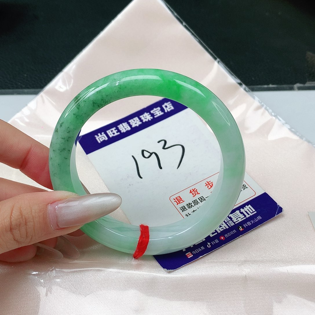 翡翠手镯未镶嵌翡翠12