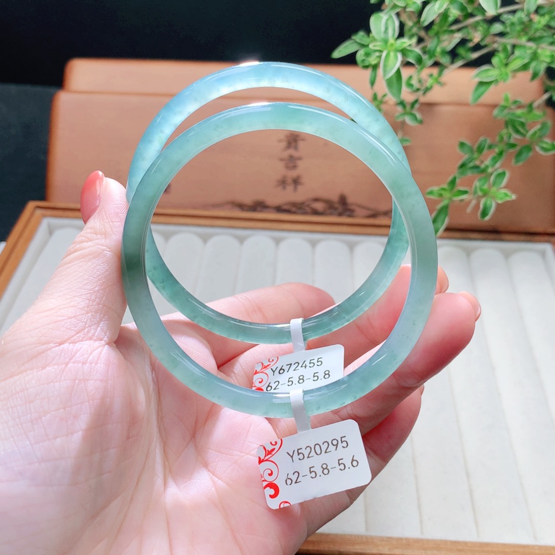 未镶嵌手镯（圆镯）翡翠