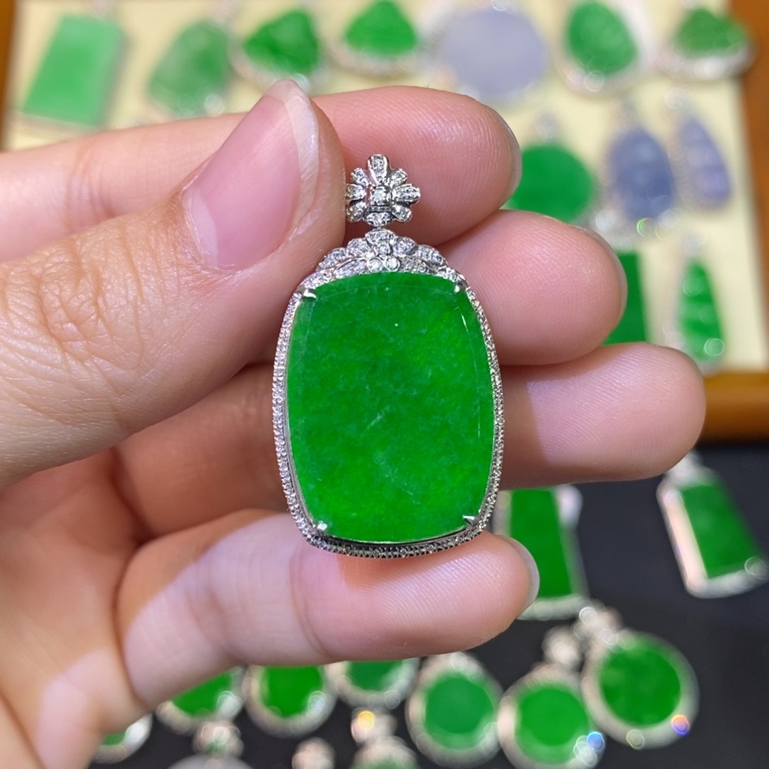 翡翠吊坠(不含链)18K金镶嵌