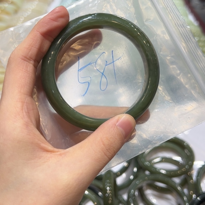 和田玉未镶嵌手镯