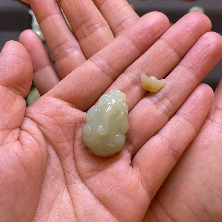 杰****和田玉未镶嵌颈饰