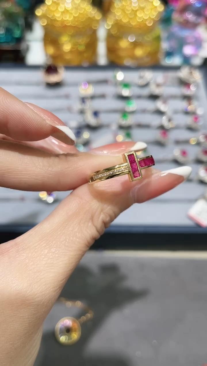 18K金镶嵌红宝石戒指钉子款排戒