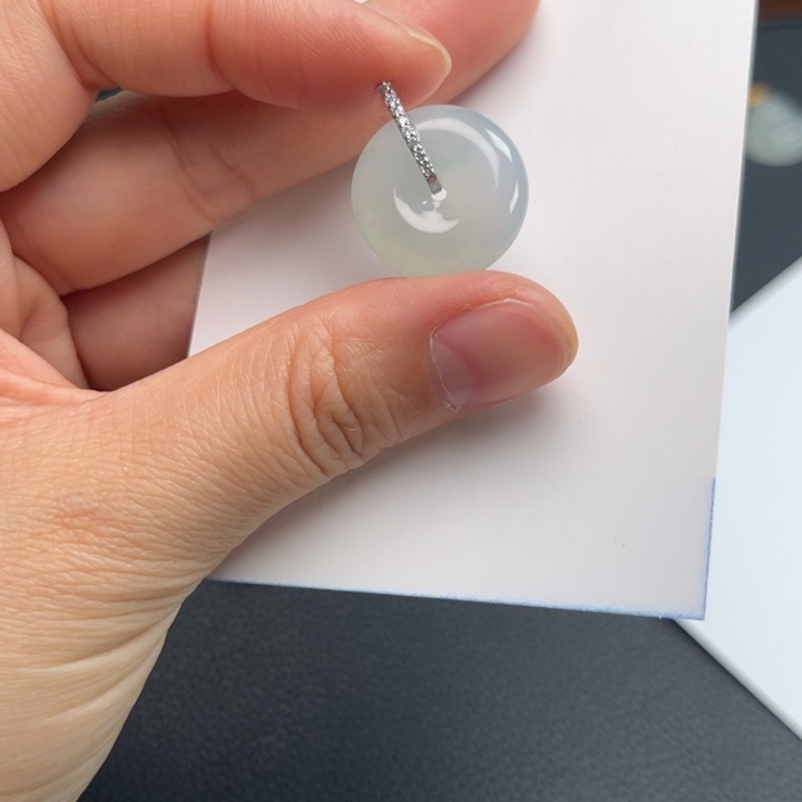 翡翠18K金镶嵌颈饰平安扣