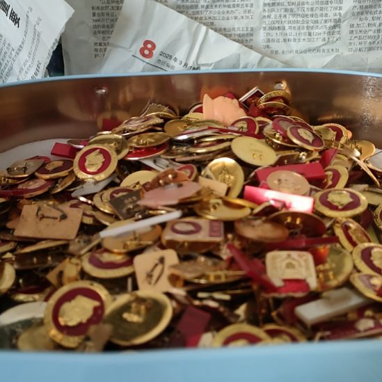 小***人小女人老师像章金属