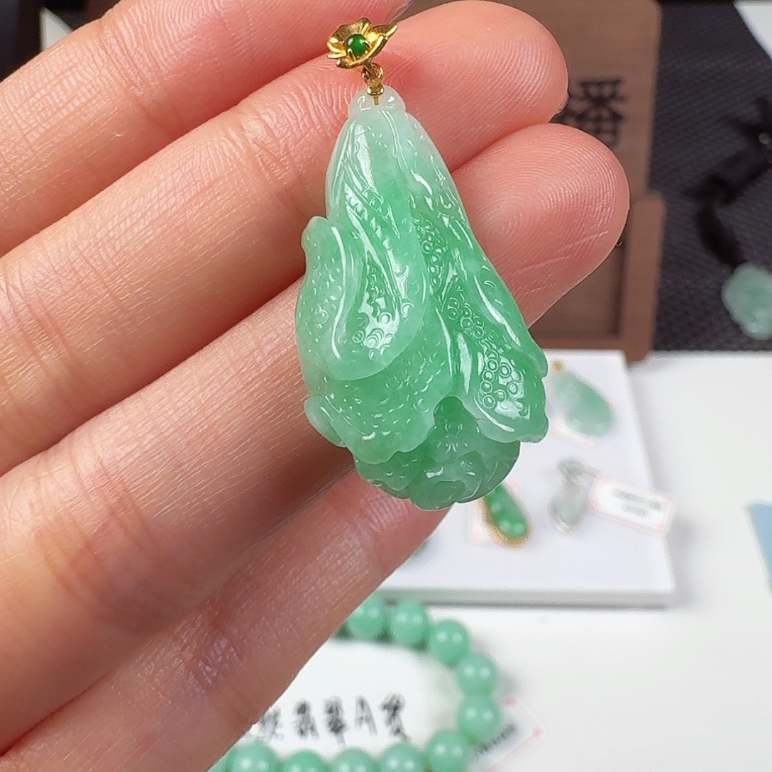 翡翠18K金镶嵌颈饰