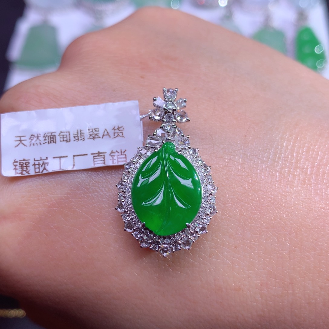 翡翠颈饰18K金镶嵌冰种浓阳绿叶子豪镶吊坠