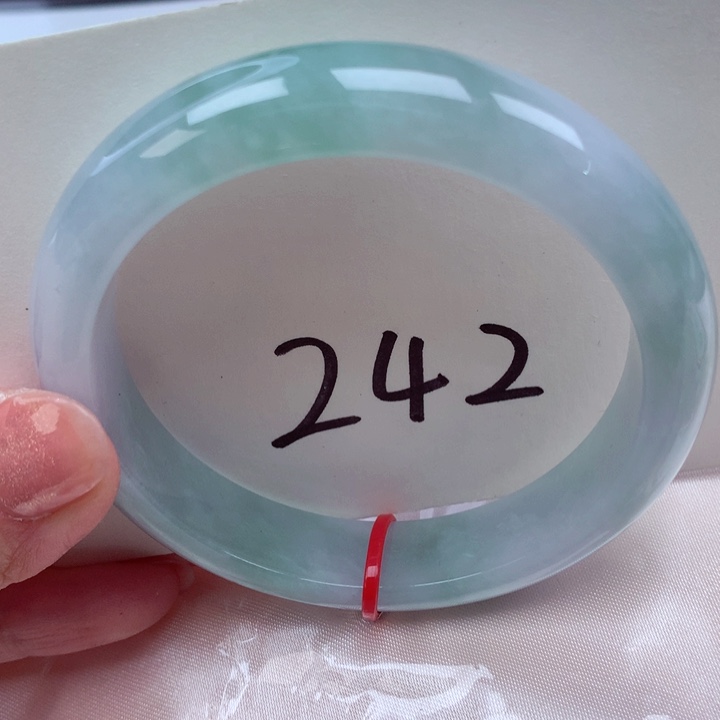 翡翠手镯未镶嵌翡翠