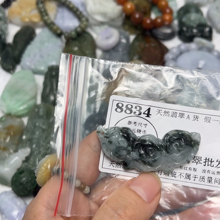 翡翠未镶嵌颈饰8834