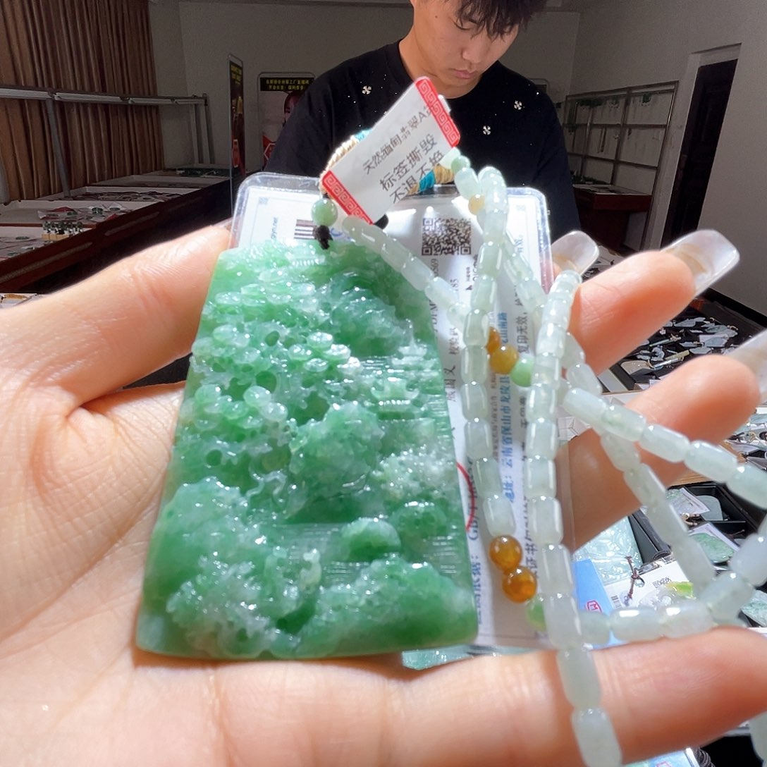 翡翠未镶嵌颈饰一