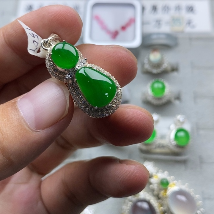 未镶嵌定制翡翠正阳绿大13小8mm