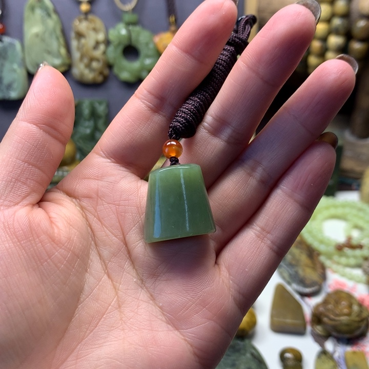 透闪石质玉未镶嵌颈饰