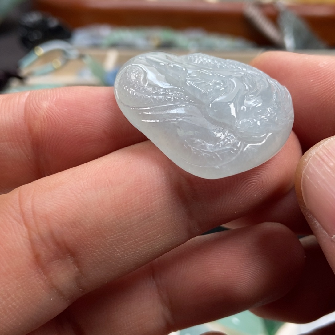 翡翠未镶嵌颈饰龙