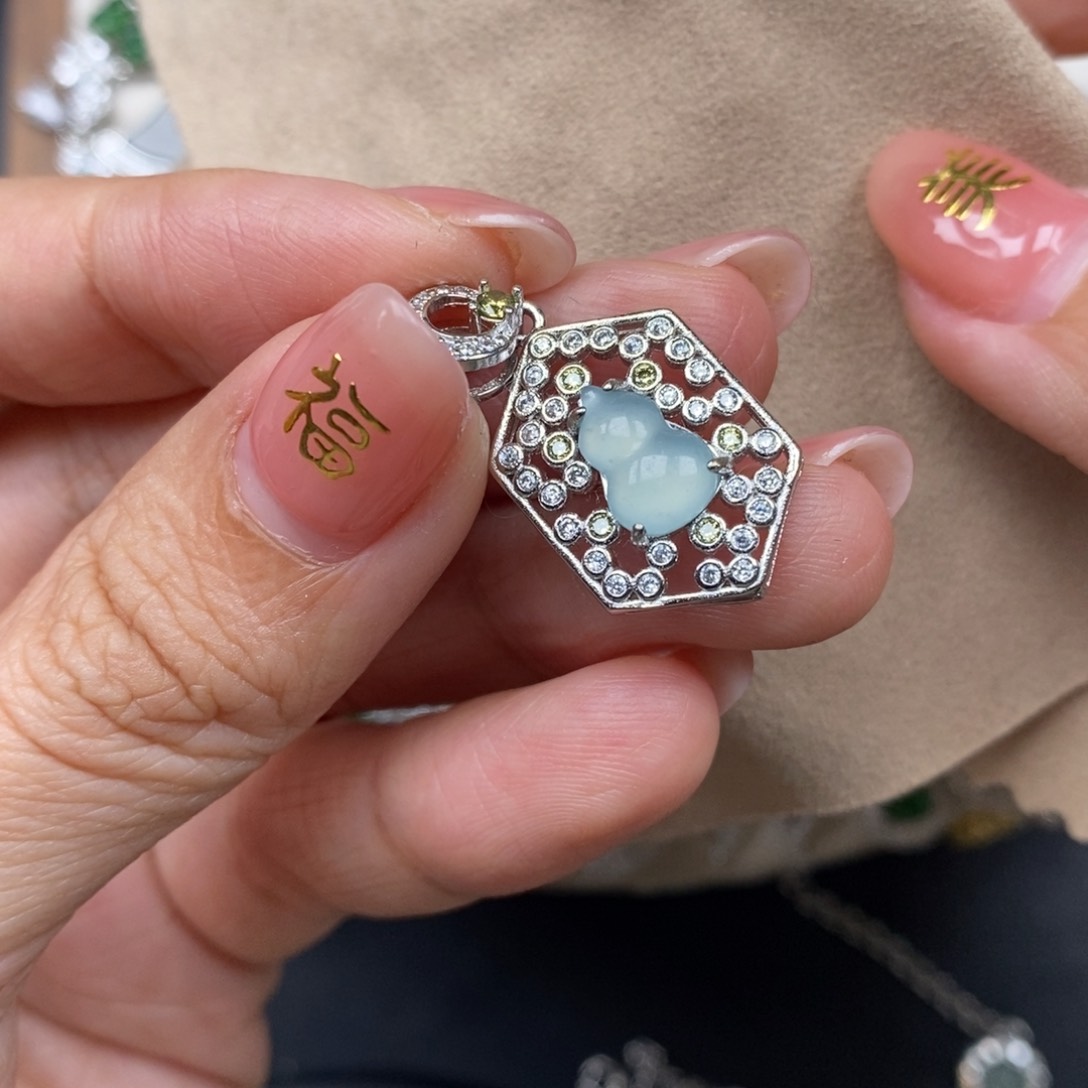 翡翠颈饰未镶嵌翡翠