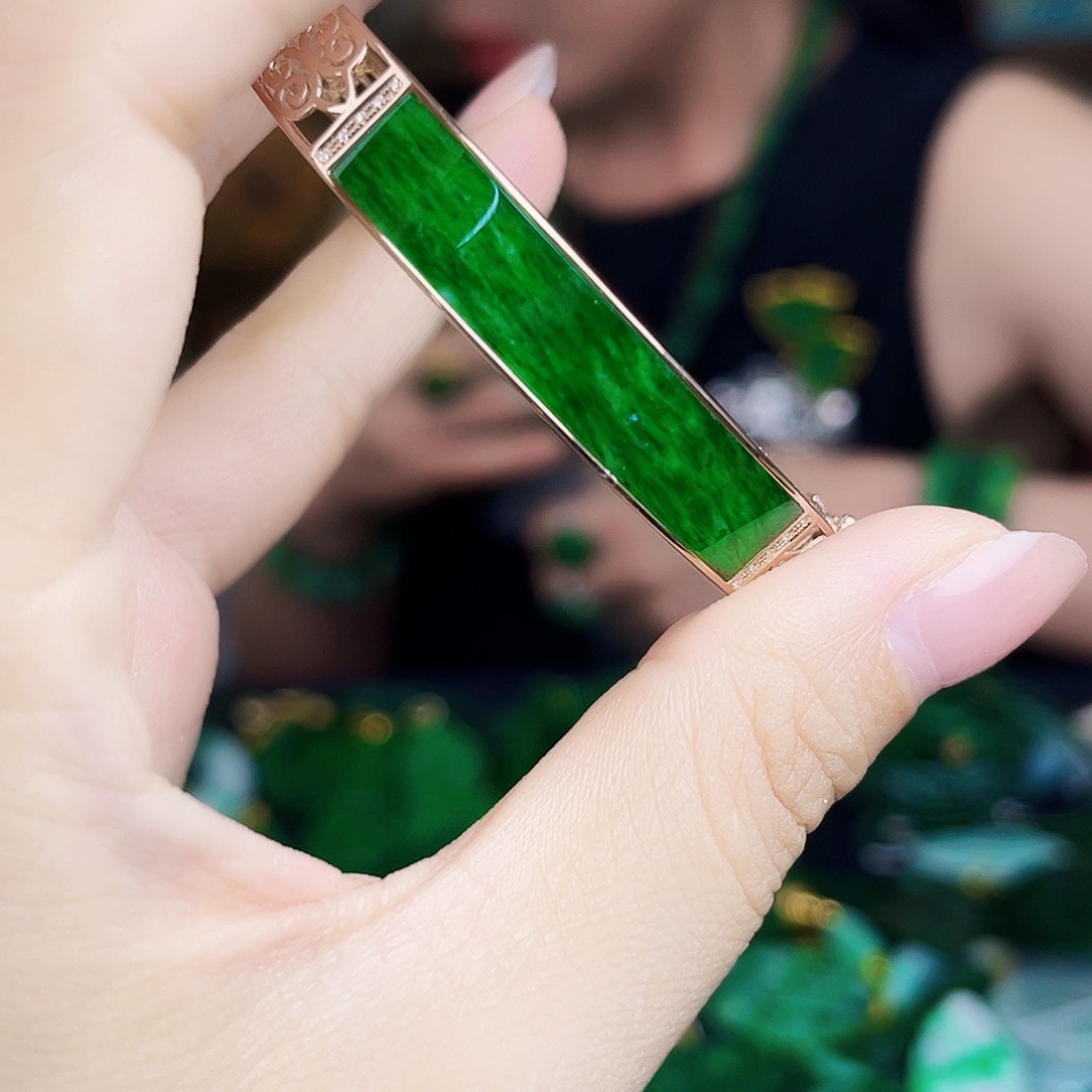 翡翠18K金镶嵌颈饰多样性