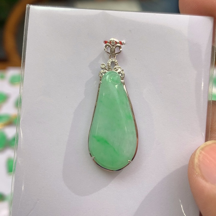 翡翠颈饰18K金镶嵌翡翠