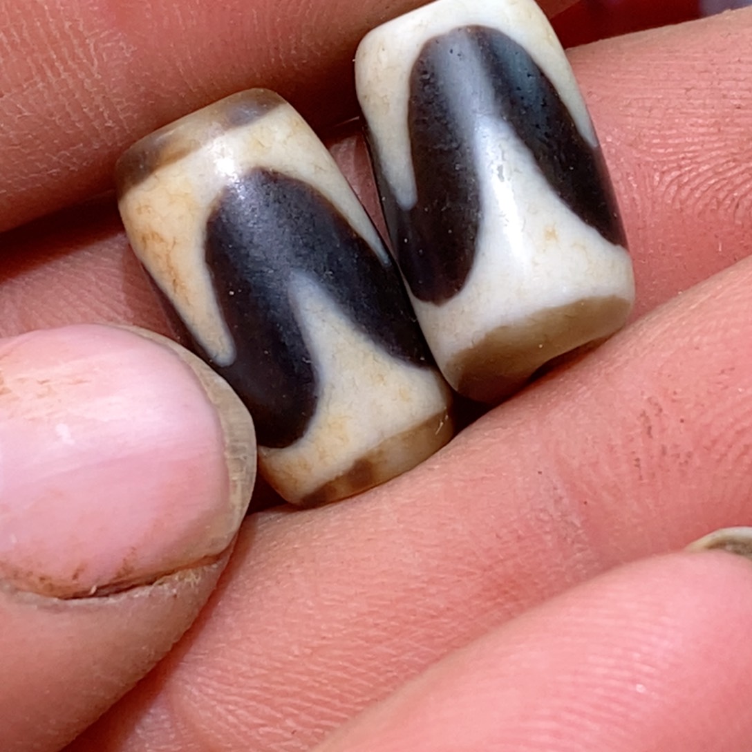 DIY琉璃珠子的颜色是蓝色和白色