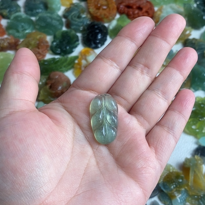 蛇纹石玉颈饰未镶嵌行**K