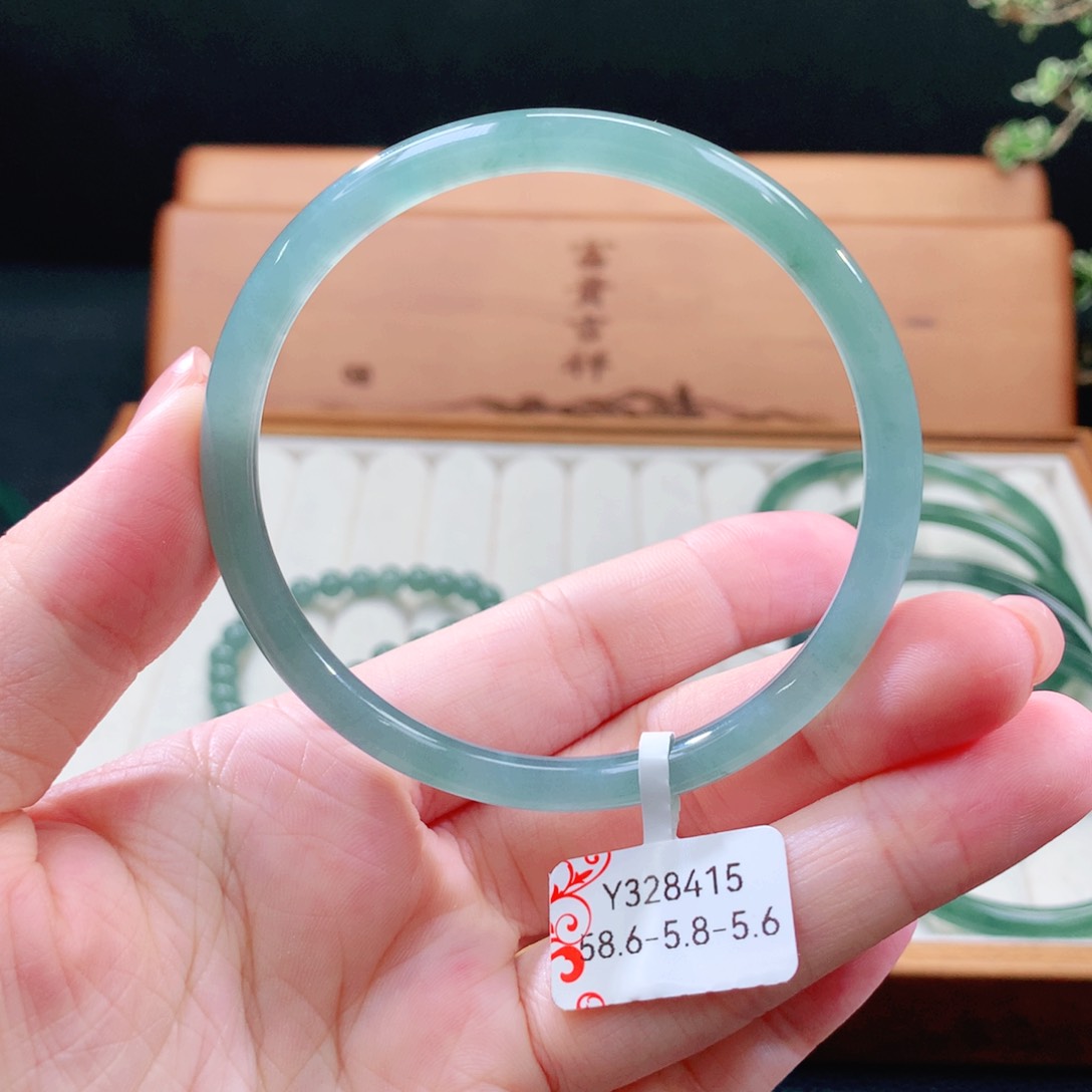 翡翠手镯（圆镯）未镶嵌