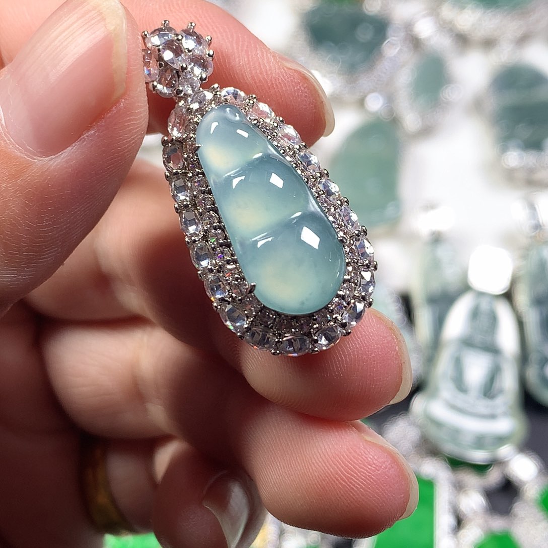 翡翠未镶嵌颈饰豆子