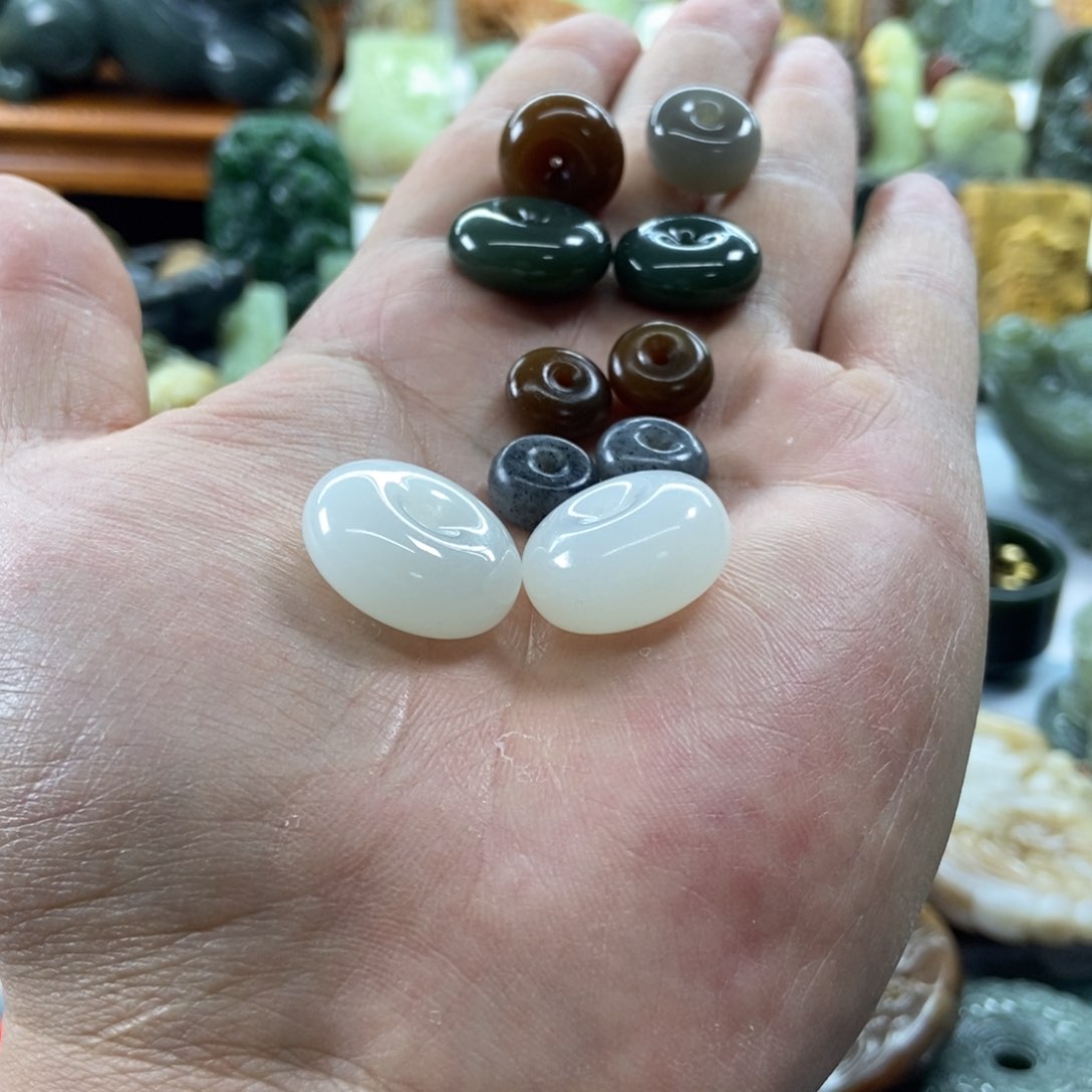 猫***眼和田玉未镶嵌把件