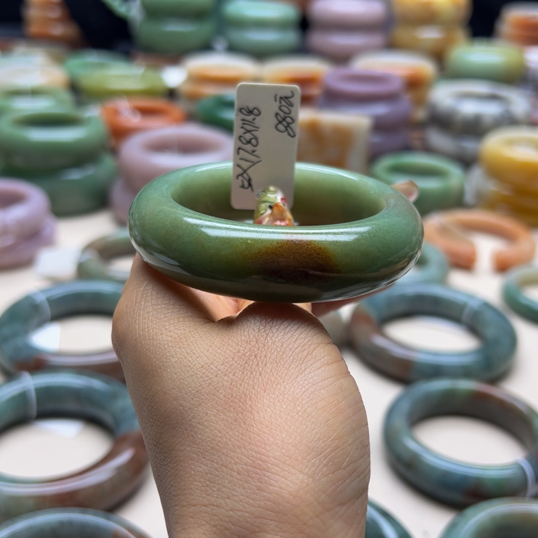 琉***、未镶嵌手镯石英岩玉