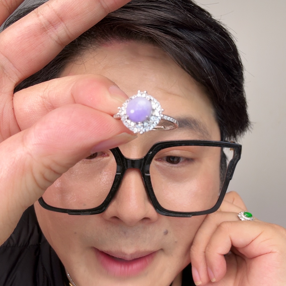 翡翠未镶嵌颈饰一件