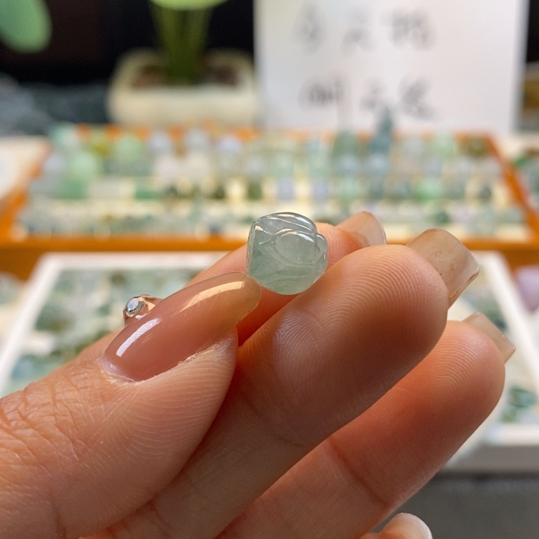 翡翠散珠I****1天然翡翠莲花珠8.8×8.6，有小内纹