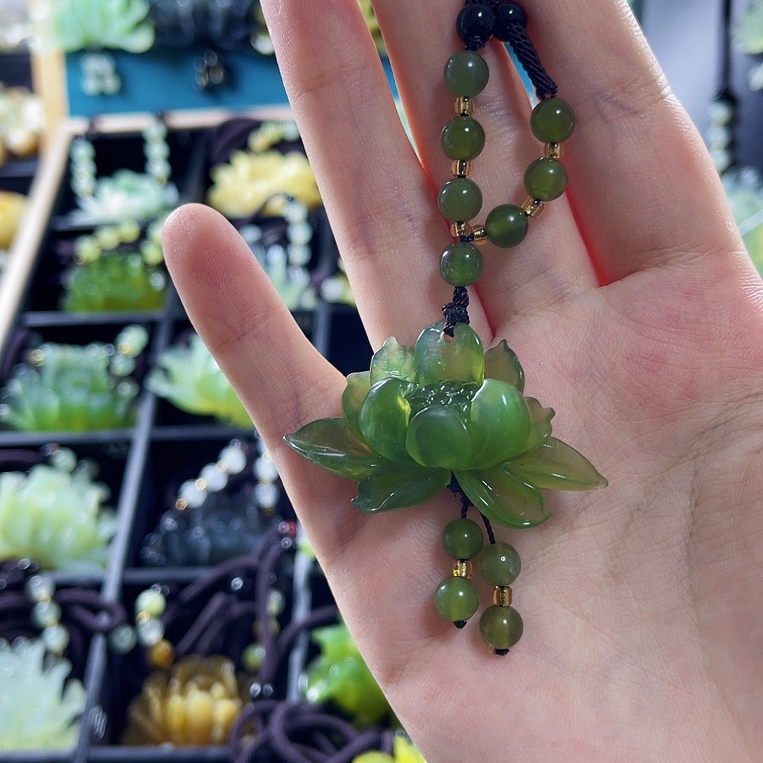 蛇纹石玉颈饰未镶嵌