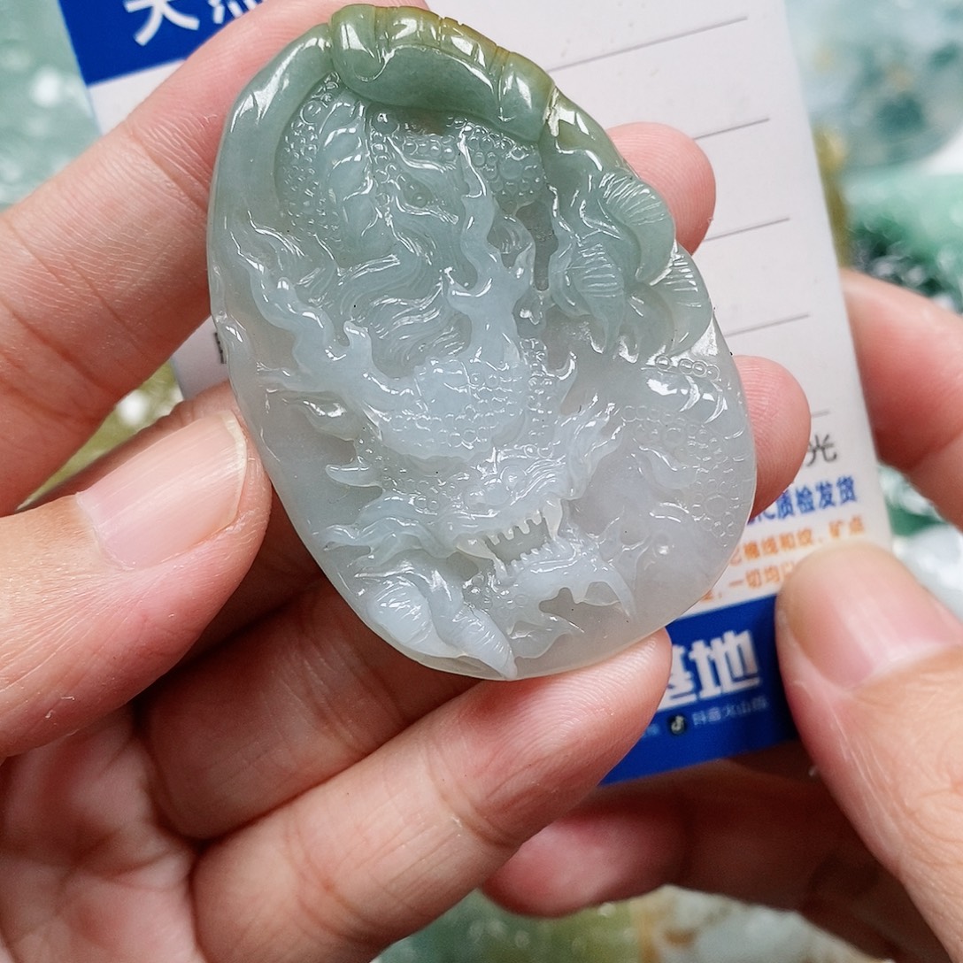 翡翠未镶嵌颈饰龙牌