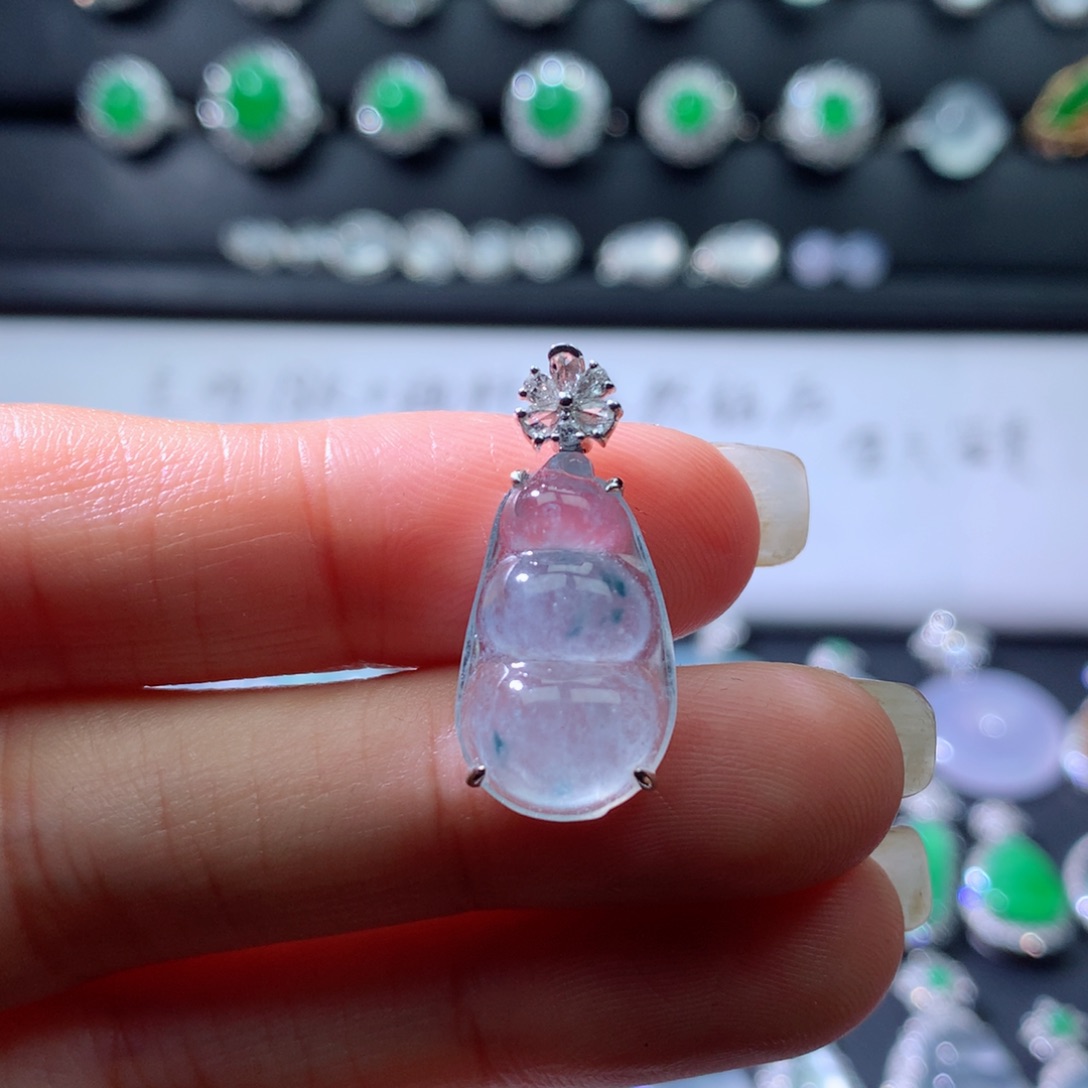 颈饰18K金镶嵌翡翠伴钻