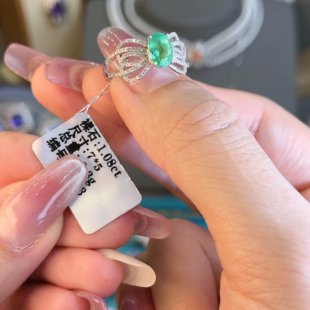 祖母绿戒指18K金镶嵌