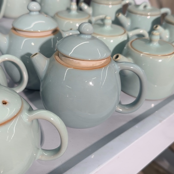 微瑕天青大龙蛋壶