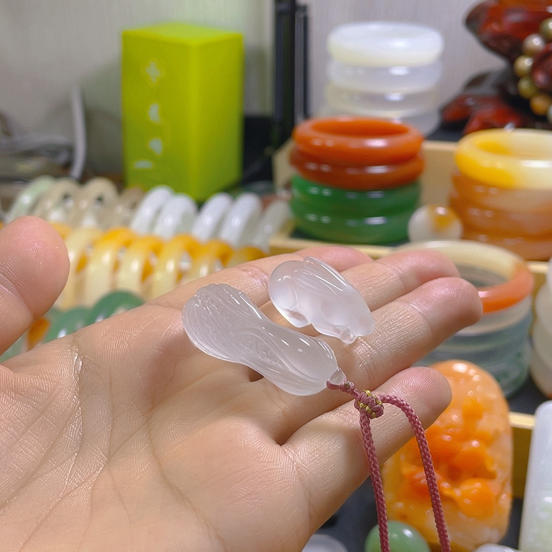 .***草颈饰未镶嵌石英质玉（金丝玉）