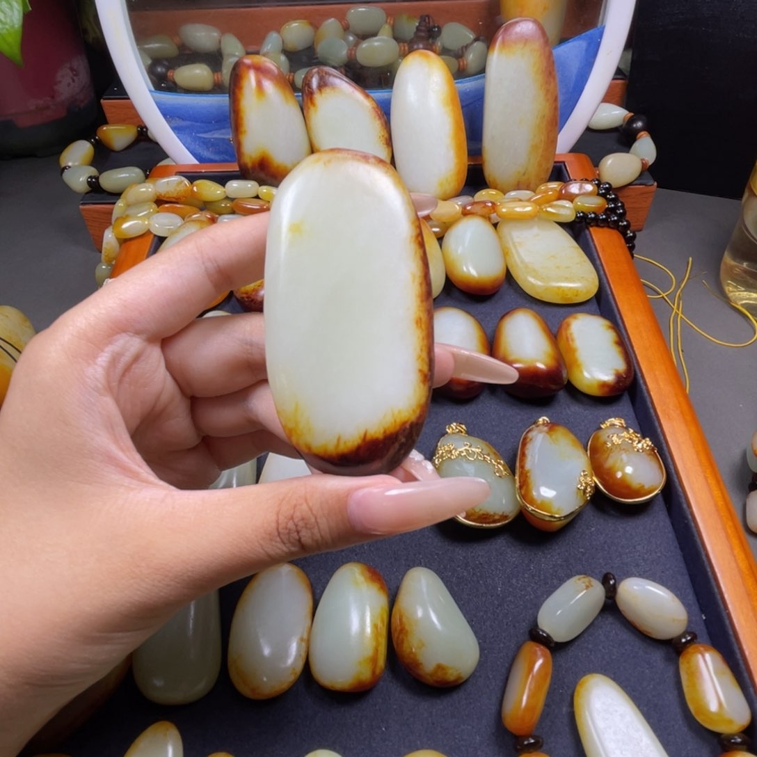 和田玉未镶嵌颈饰刘*