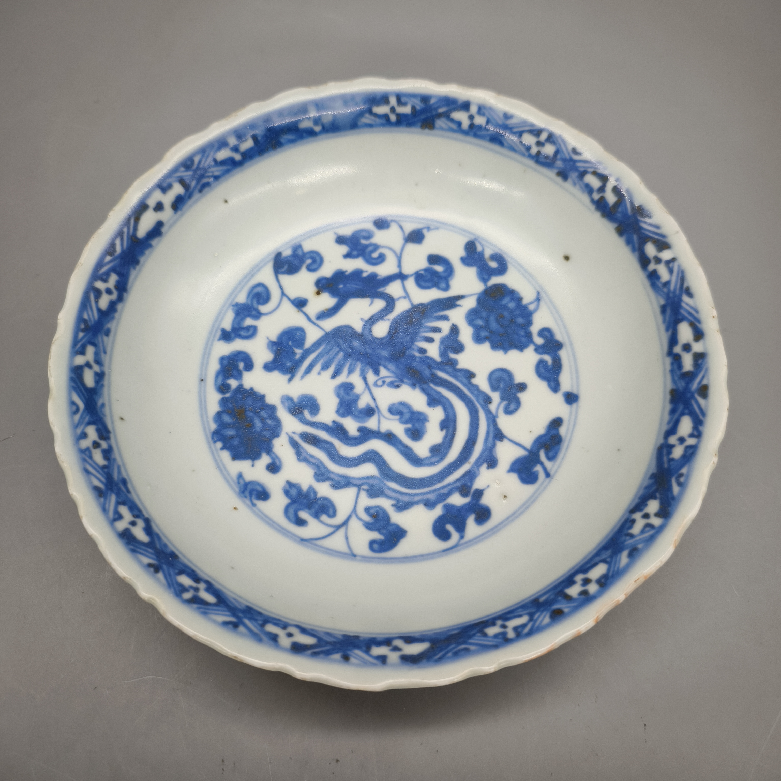42501094*明嘉靖青花凤穿花纹盘/瓷器四/江苏省文物总店