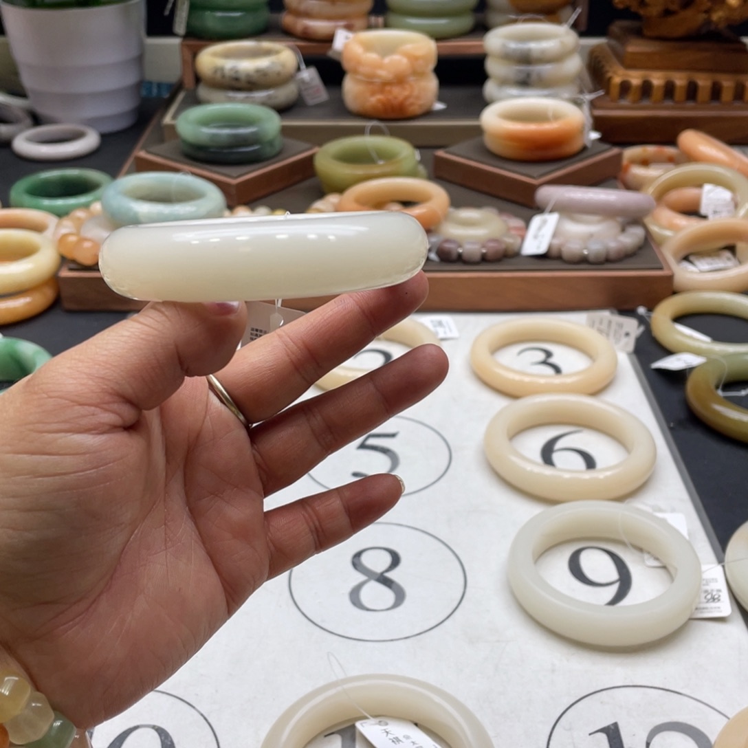 草***原石英岩玉未镶嵌手镯