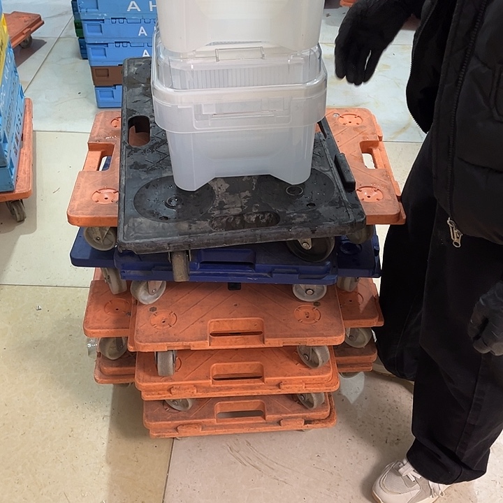 用***四厚款两个字小白箱子