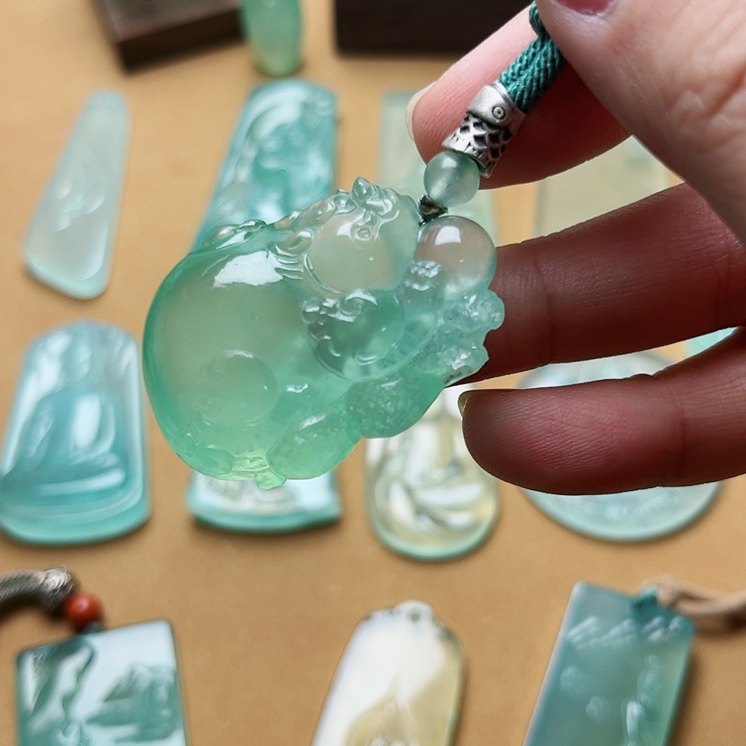 蛇纹石玉颈饰合金