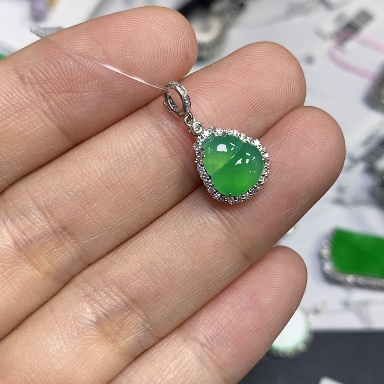 【闪购商品】颈饰18K金镶嵌翡翠吊坠