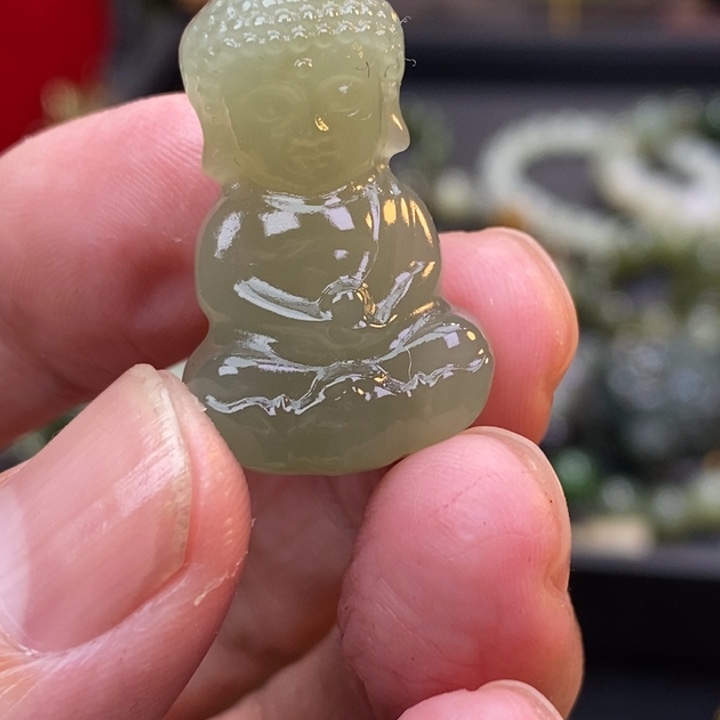 小***人和田玉未镶嵌颈饰